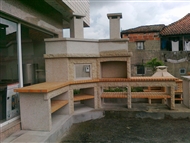 Churrasqueira de canto em granito e tijolo